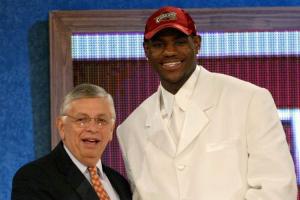 詹姆斯已在聯盟征戰8338天！追平威利斯并列保持NBA球齡最長紀錄