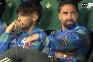 嘲諷隊友？卡瓦哈爾疑在替補席上用手模仿走路，暗示阿諾德回防慢