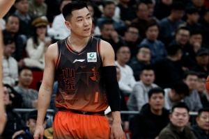 邱彪：高詩巖的膝傷一直沒好 打了5支玻璃酸鈉 現(xiàn)在韌帶輕度撕裂