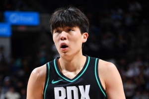 媒體人：楊瀚森還不是一個合格的NBA輪換球員 夏天要繼續(xù)提升自己