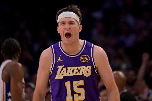 轅門(mén)射戟！里夫斯弧頂借擋拆搶投 超遠(yuǎn)三分洞穿籃心