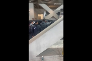 記者：蓋伊在攙扶中上車，將前往醫院拍片做進一步檢查