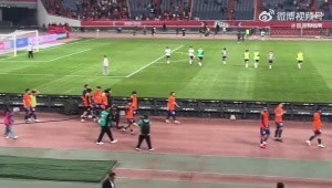 1-1戰(zhàn)平西海岸！賽后謝場時，有泰山球迷在看臺高喊“韓鵬下課”