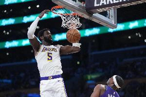 詹姆斯：艾頓在籃板球爭搶和內線進攻中都展現出了強大的統治力
