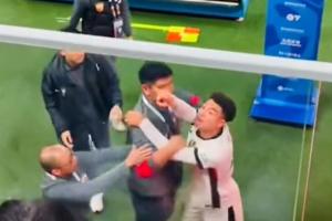 網傳視頻：吾米提江離場時激動回擊球迷C*M，球隊人員連忙捂嘴