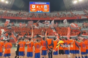 雙向奔赴！泰山4-1大勝申花，賽后泰山全體球員向現(xiàn)場(chǎng)球迷致謝