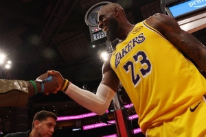 楊毅：35歲詹姆斯30投20中 41歲詹姆斯還能16投11中 令人嘆為觀止