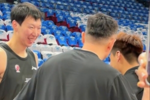 兩位廣東舊將！杜鋒和趙睿賽前寒暄 周琦持球在一旁哈哈大笑
