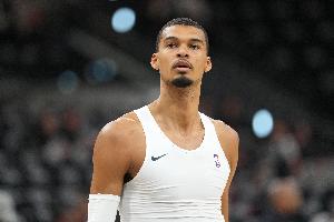 費(fèi)爾頓：文班沒準(zhǔn)備好森林狼的對(duì)抗強(qiáng)度 指望卡斯?fàn)柕饶贻p人很難
