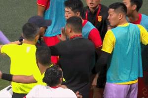 角色互換！3年前鄭智拉架王大雷，如今王大雷勸架鄭智