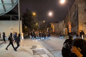 巴黎圣日耳曼晉級(jí)決賽后巴黎街頭發(fā)生騷亂，警方驅(qū)散球迷