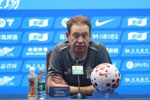 斯盧茨基：米內羅應該可以上場 培養年輕球員并非因為他們的年齡
