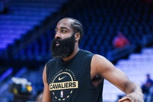 受傷了？隊記：哈登G2后一直和訓練師交談 左手好像偷偷敷著冰袋