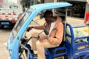 班巴參加廣交會(huì)行程很豐富！騎三輪車 街頭喝奶茶 打麻將