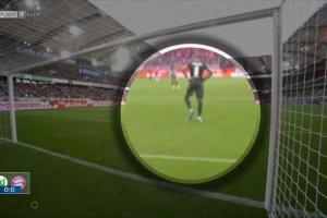 破案了！德天空轉播拍到凱恩腳下一滑失點前，狼堡球員狂踩點球點