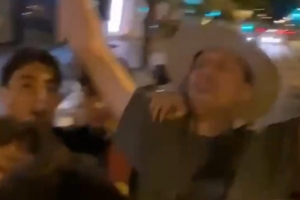 今個(gè)真高興！什琴斯尼戴帽上街，與球迷一起慶祝西甲奪冠