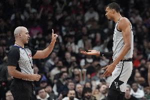 張佳瑋：文班是被針對到上頭了 內(nèi)線巨無霸都得過氣性這一關(guān)