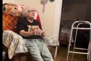 太有活力了！馬刺隊曬95歲老球迷觀賽狀態(tài) 是不是和你看球時很像