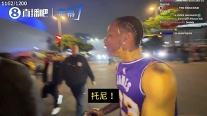 網紅湖蜜蹲到湖雷主裁下班&質問：別人沖LBJ吹口氣就該吹他犯規啊