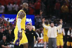 詹姆斯季后賽面臨淘汰20次攬20+兩雙 追平張伯倫并列歷史最多！