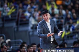 郭艾倫打趣杜鋒：杜導(dǎo)現(xiàn)在是老教練了 不管輸贏都面不改色心不跳