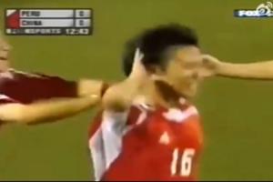 2005年世少賽，小將鄧卓翔面對(duì)東道主秘魯打進(jìn)世界波
