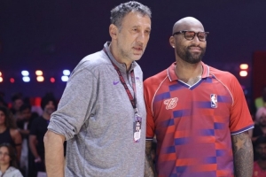 往日恩怨不再！考辛斯與迪瓦茨出席NBA活動 兩人并肩而坐并合影