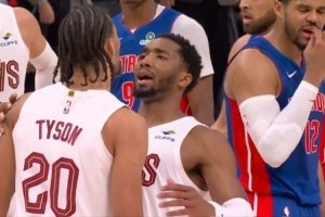 斯圖爾特這么冷靜！泰森惱羞成怒推人吃T+對噴哈里斯 米切爾勸架