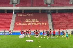 什么？主教練正在熱身！記者曬視頻，穆斯卡特參與海港賽前訓練