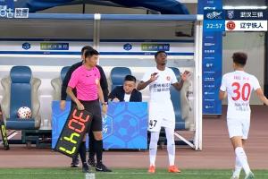 熱菲尼奧替補登場，換下上演中超首秀的20歲小將龐盛翰