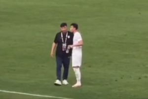 兩代國產中鋒傳承經驗！韓鵬賽后與杜月徵交流