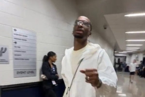 西決來了！NBA官方曬亞歷山大入場：蛤蟆鏡+小挎兜 步伐相當自信