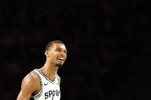 文班亞馬：勝利是全隊(duì)共同努力的結(jié)果 今晚應(yīng)該能睡個(gè)好覺