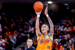 夠離譜的！北京全隊三分球25中5 命中數(shù)與劉錚個人相同