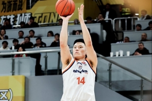 什么叫信心！李弘權第三節3記三分單節轟下13分 上海反超12分！