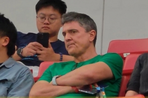 U23國足主帥安東尼奧現身浦東足球場，觀戰海港對陣津門虎的比賽